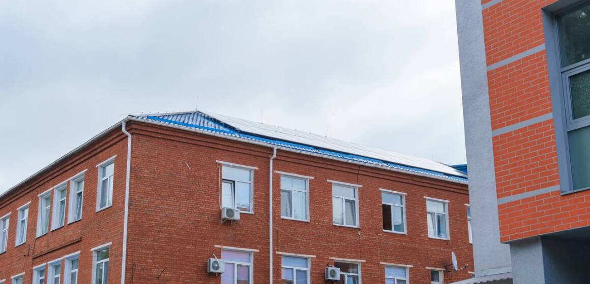 На даху лікарні ШМД у Вінниці встановили сончну електростанцію