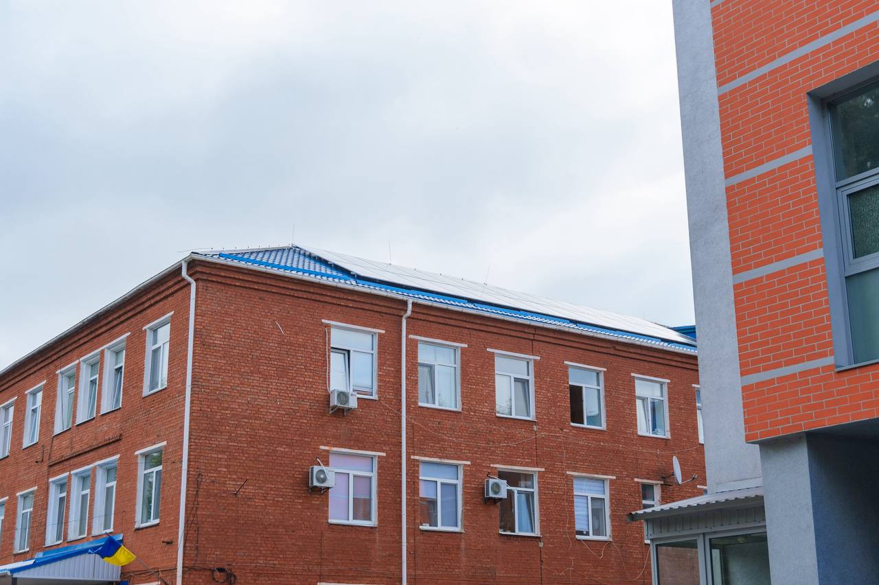 На даху лікарні ШМД у Вінниці встановили сончну електростанцію