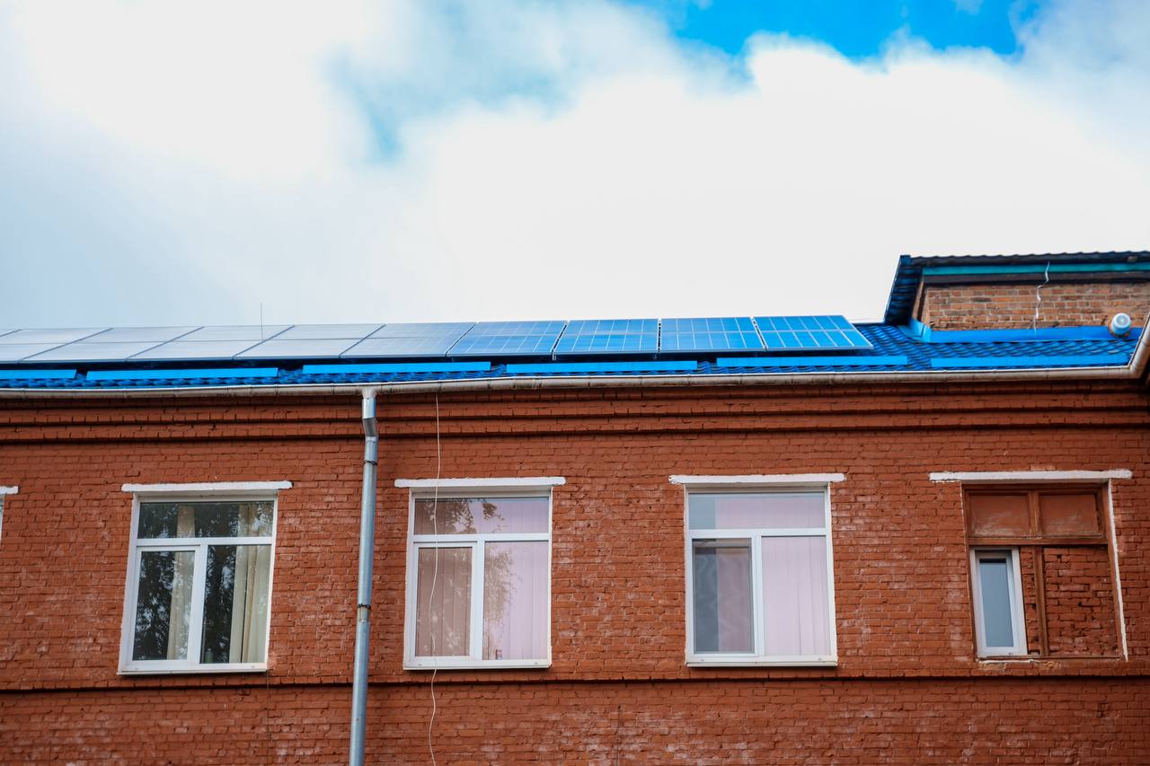 Сонячні панелі на даху у лікарні у Вінниці