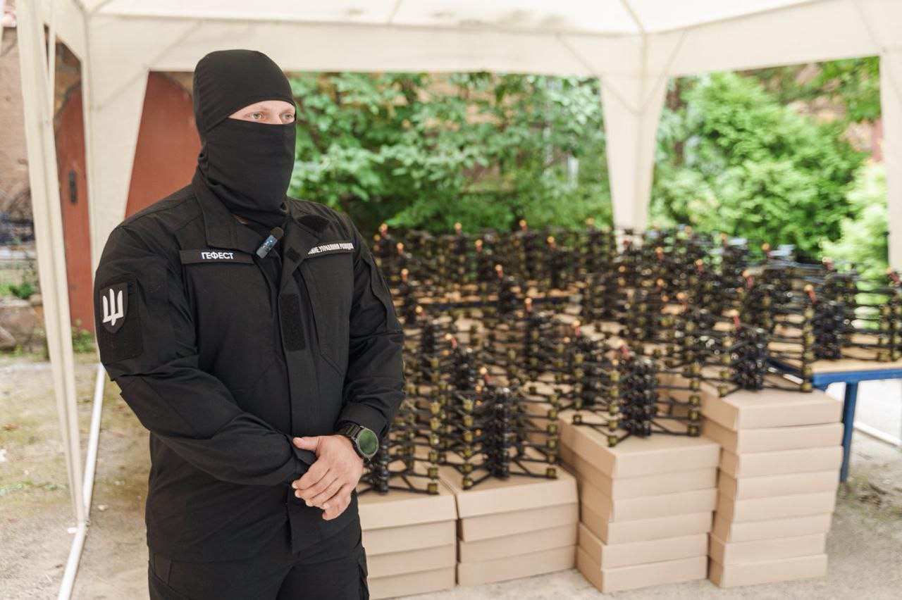 Спецпризначенець підрозділу Артан приймає фпв-дрони у Вінниці