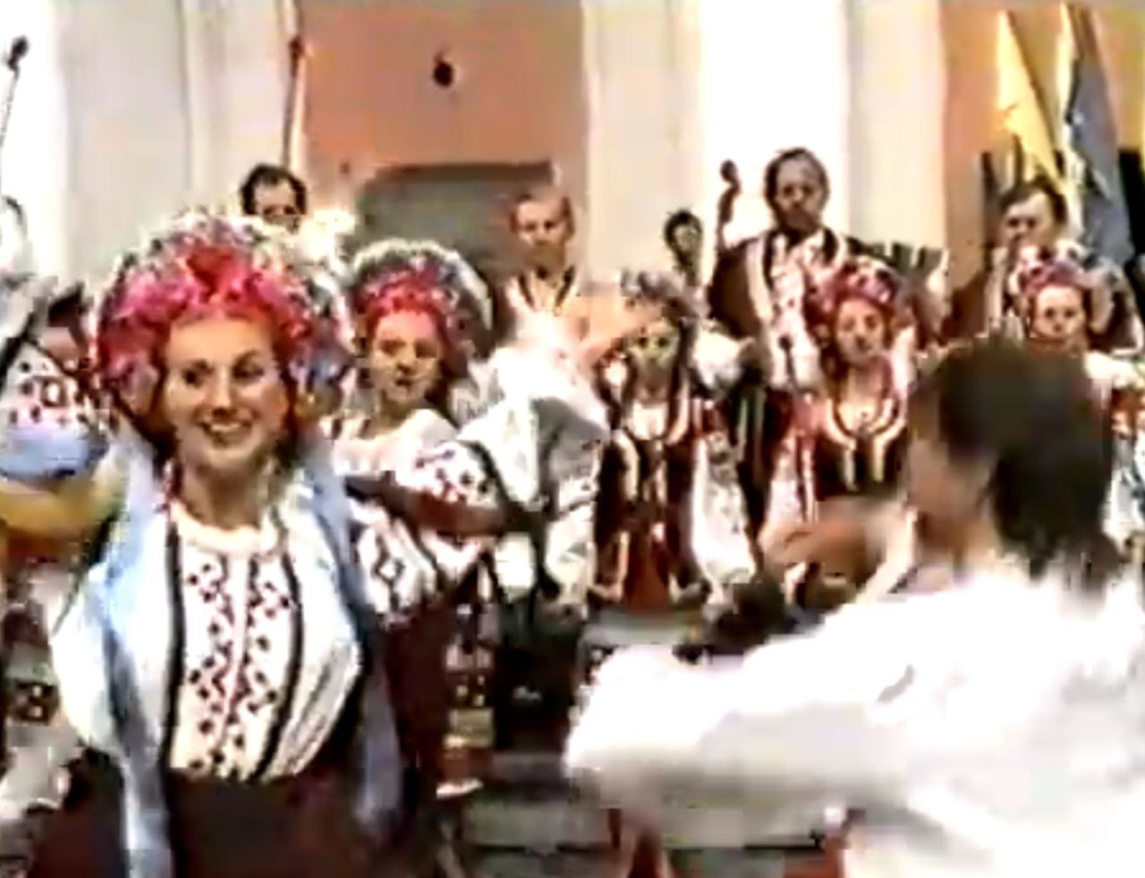 Виступ народного колективу у вінках, 1998