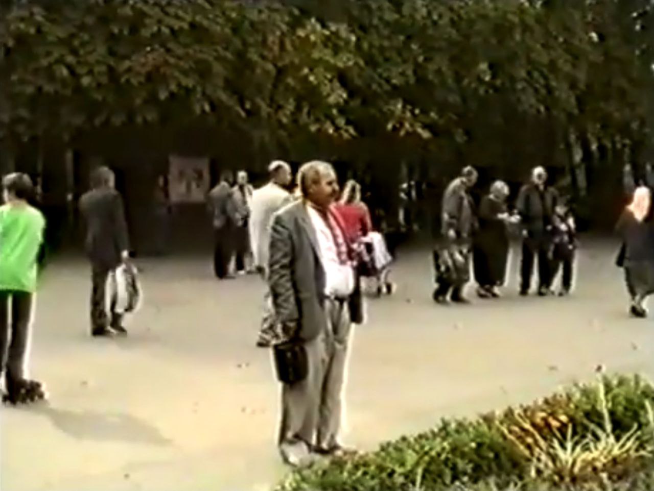 Чоловік у вишиванці та піджаку