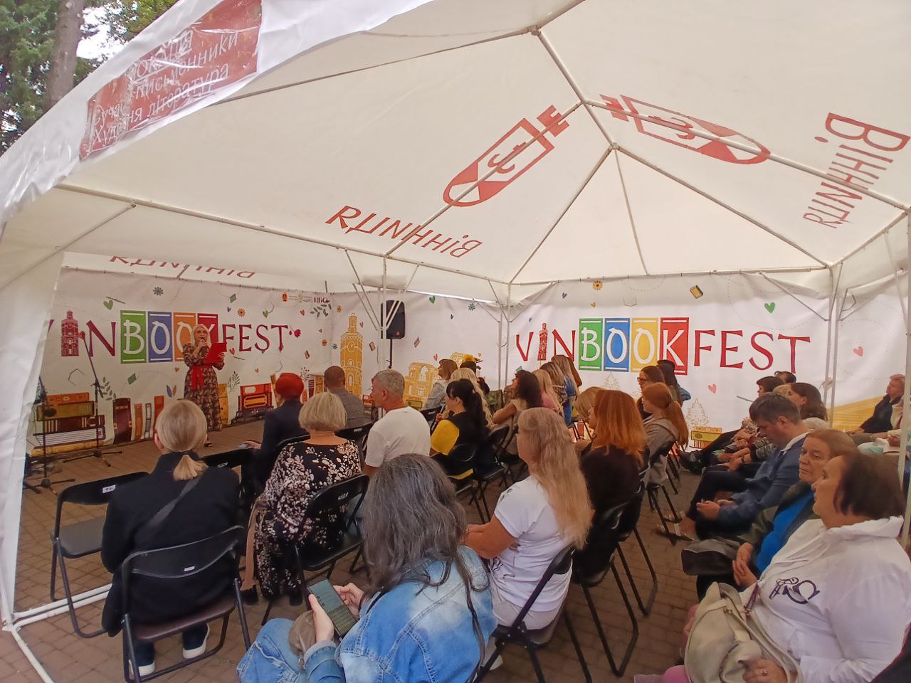 Люди очікують на спікера на книжковому фестивалі