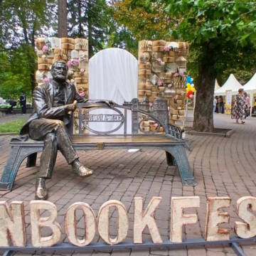 Лавочка з Артиновим на ВінБукФест у Вінниці