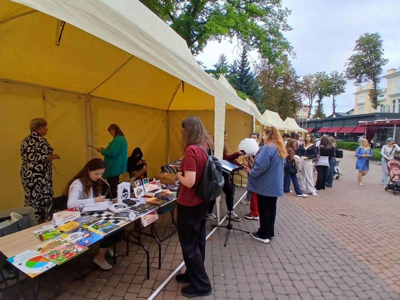 Продають книги на площі Європейській
