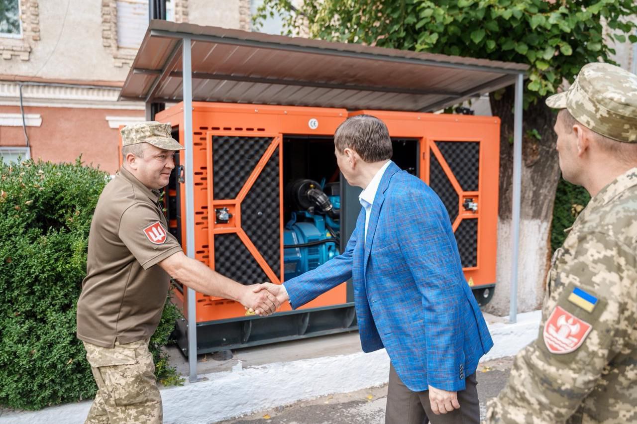 Військовий тисне руку Сергію Моргунову