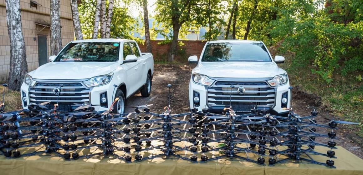 Автомобілі та дрони, які передали у Вінниці нацгвардійцям