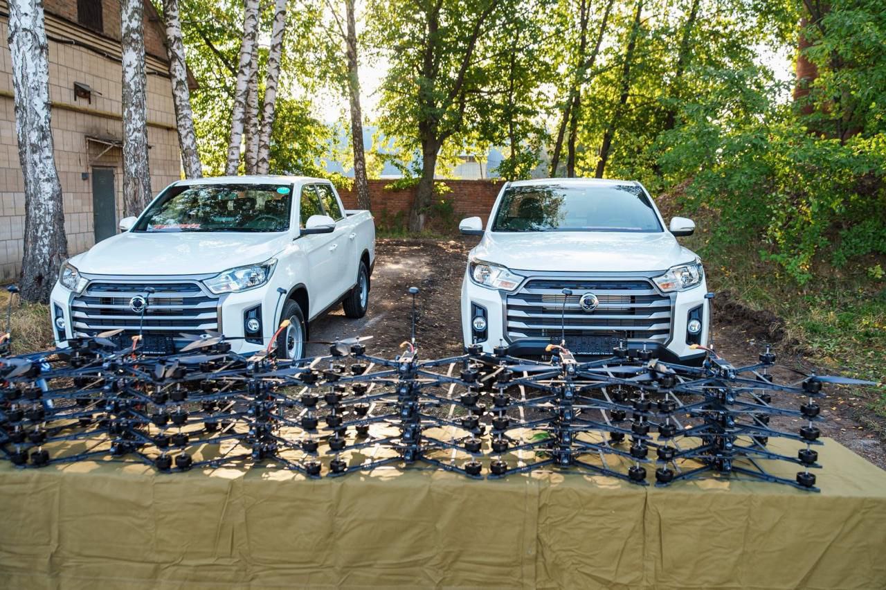 Автомобілі та дрони, які передали у Вінниці нацгвардійцям