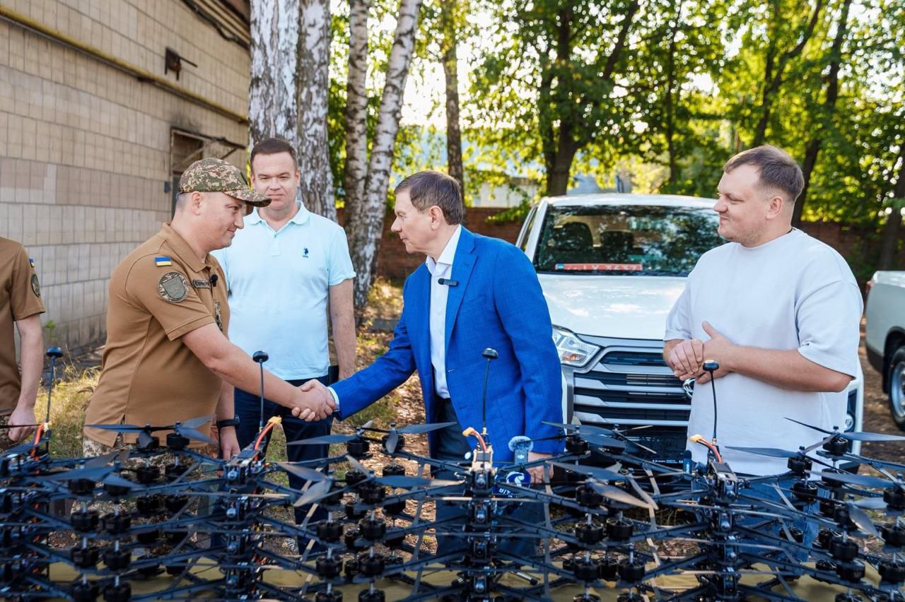 Міський голова Вінниці Сергій Моргунов тисне руку нацгвардійцю