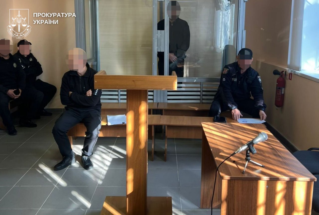 Судове засідання у Вінниці на якому присутні підрзрюаний у згвалтуванні дитини та правоохоронці