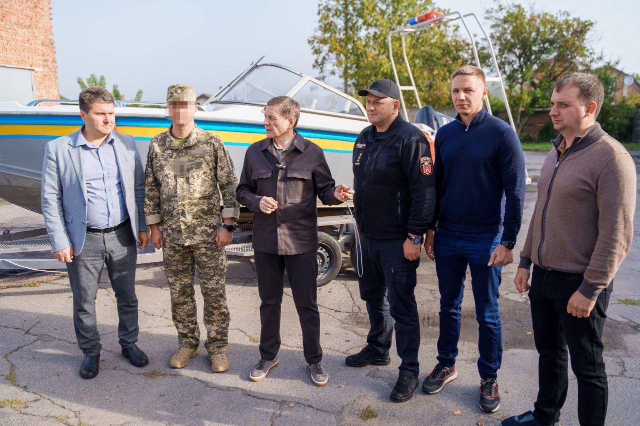 Гумштаб передає катер прикодонникам