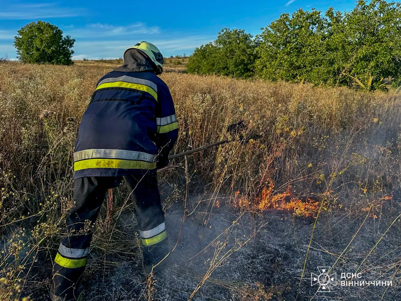 У Вінницькій області горить поле, його тушить пожежник