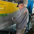 Працівник депо ремонтує автобус у Вінниці