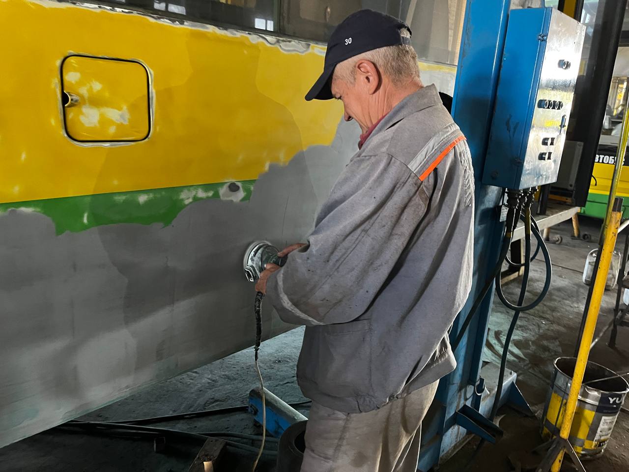 Працівник депо ремонтує автобус у Вінниці