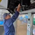 Працівник депо ремонтує тролейбус у Вінниці