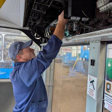 Працівник депо ремонтує тролейбус у Вінниці
