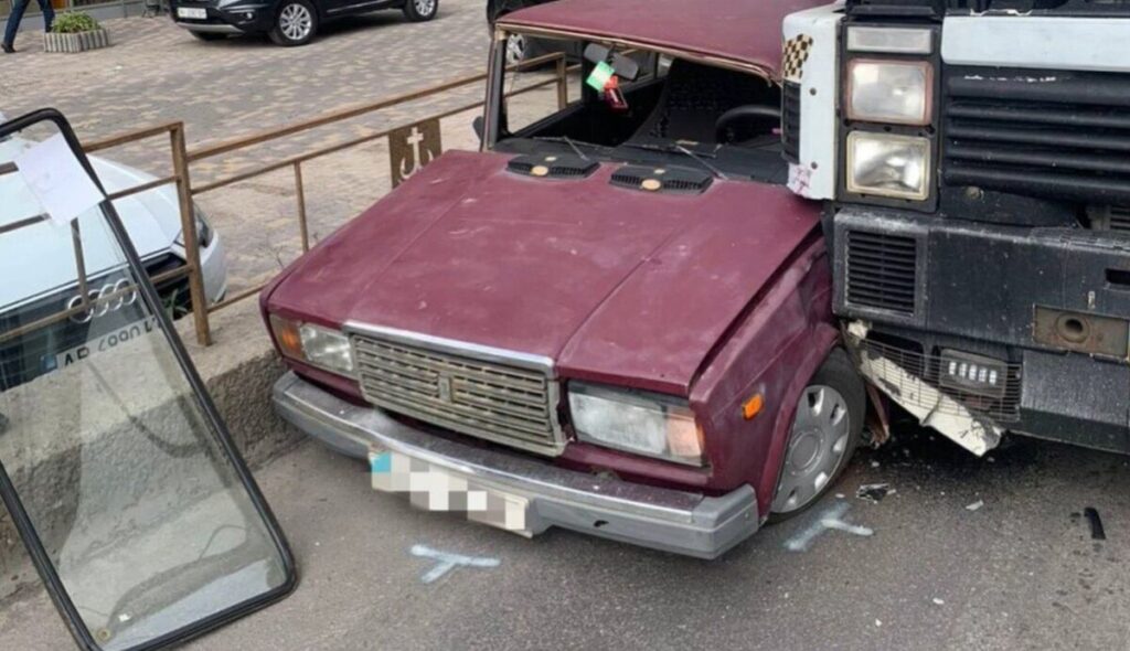 У Вінниці вантажівка наїхала на жигуль