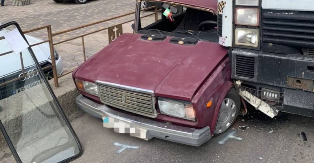 У Вінниці вантажівка наїхала на “жигуль”