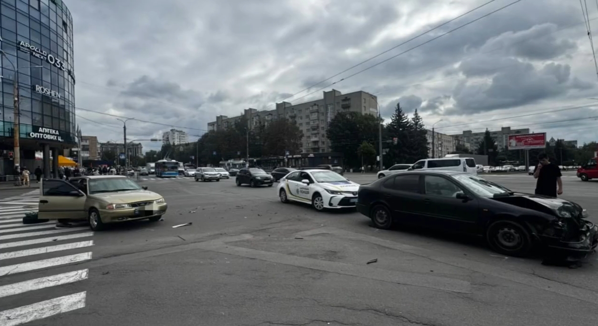 На перехресті Келецької та Юності сталася ДТП: відео моменту аварії