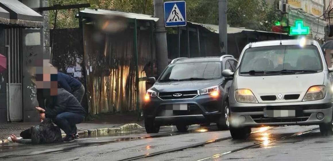 Пішохід лежить на проїзній частині після того як його збив автомобіль у Вінниці