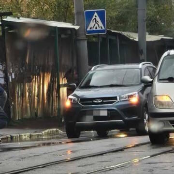 Пішохід лежить на проїзній частині після того як його збив автомобіль у Вінниці