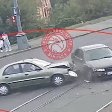 Двалегковики зіштовхнулися на перехресті у Вінниці