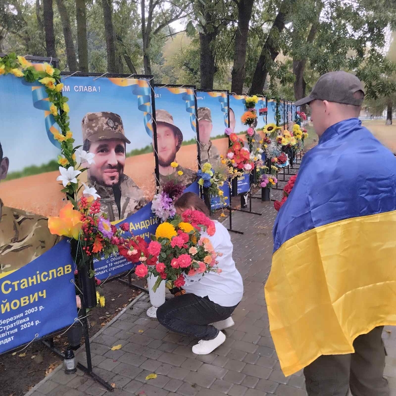 Покладання квітів на алеї