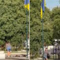 Жінка у Козятині перевертає клумби біля Алеї пам’яті