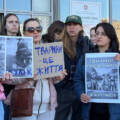Плакати  та обурення: як у Вінниці мітингували через отруєння собак біля “Пироговки”
