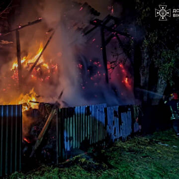 Минулої доби на Вінниччині горіли будівлі, суха трава та автомобілі