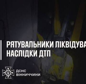 Рятувальники на Вінниччині визволили пасажира з понівеченої вантажівки
