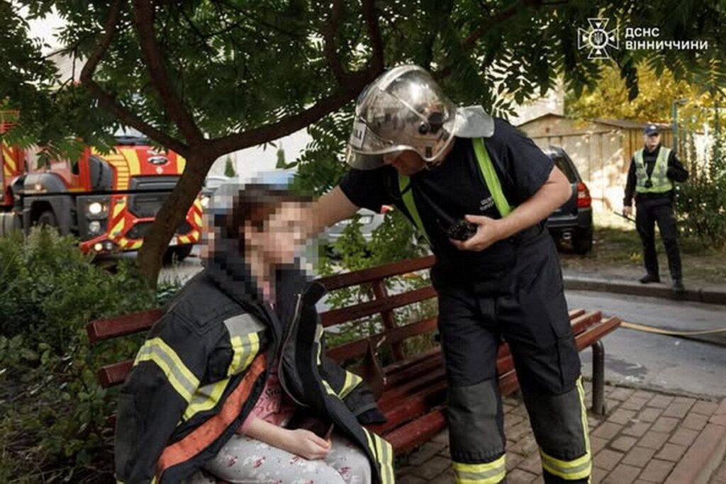 У Вінниці з палаючої квартири пожежники врятували 11-річну дівчинку
