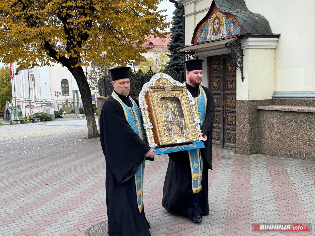 До Вінниці привезли чудотворну мироточиву ікону Пресвятої Богородиці