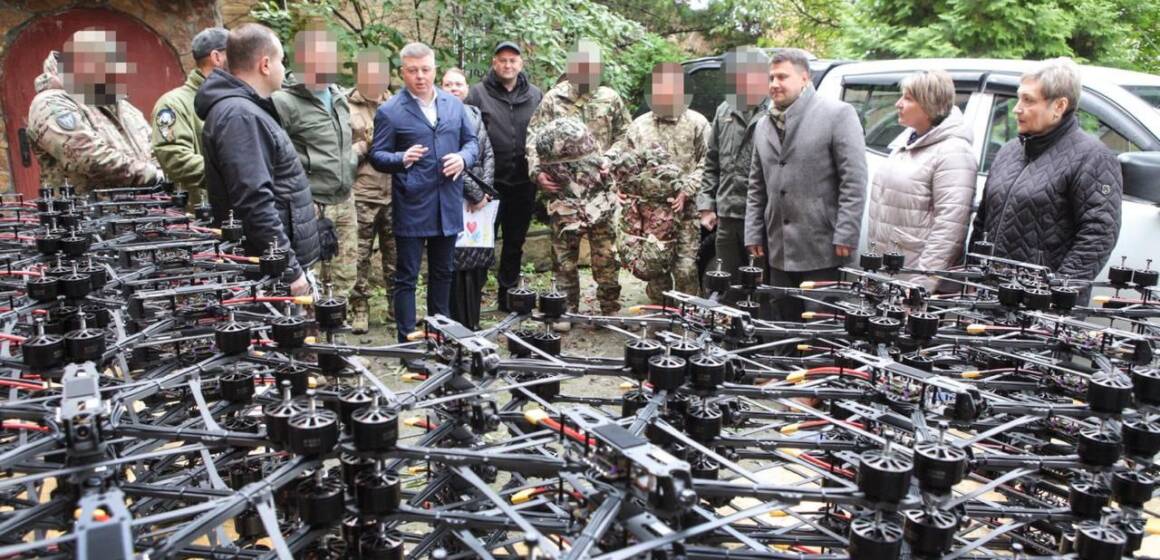 250 FPV-дронів на оптоволокні та автомобіль передав Міжрегіональний координаційний гуманітарний штаб для військових