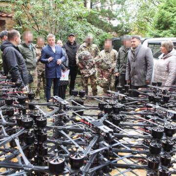 250 FPV-дронів на оптоволокні та автомобіль передав Міжрегіональний координаційний гуманітарний штаб для військових