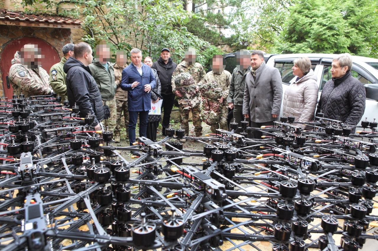 250 FPV-дронів на оптоволокні та автомобіль передав Міжрегіональний координаційний гуманітарний штаб для військових