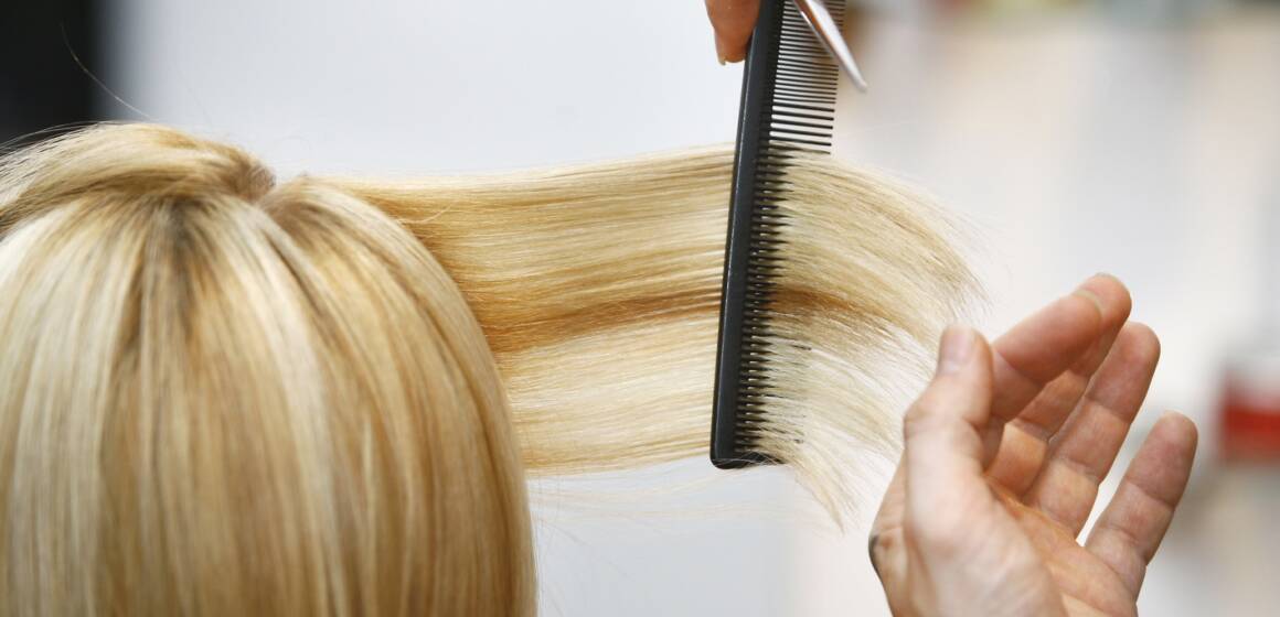 Woman Haircut the hair in salon У Вінниці запрошують безкоштовно опанувати професію перукаря