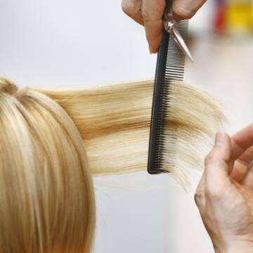 Woman Haircut the hair in salon У Вінниці запрошують безкоштовно опанувати професію перукаря