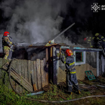 За добу на Вінниччині сталося три пожежі: горіли будинок, авто та господарська споруда