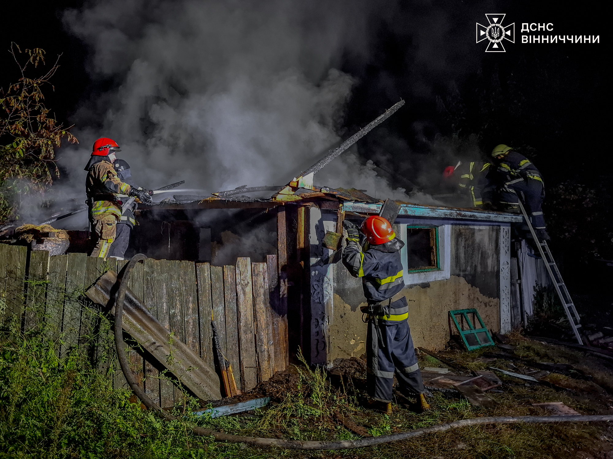 За добу на Вінниччині сталося три пожежі: горіли будинок, авто та господарська споруда