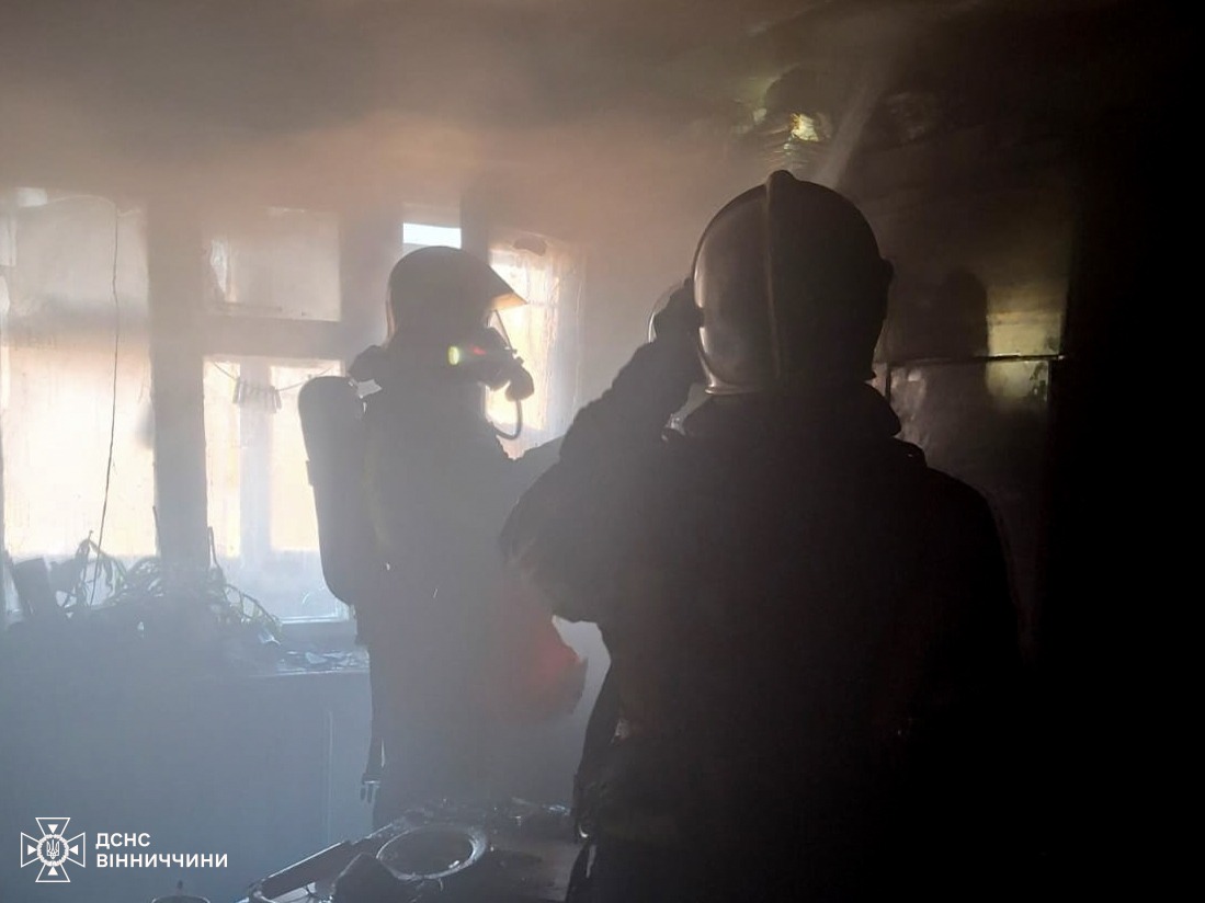 Пожежа у Вінниці: бійці ДСНС врятували з задимленого під’їзду двох людей