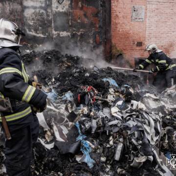 У Вінниці рятувальники ліквідували пожежу з сміття