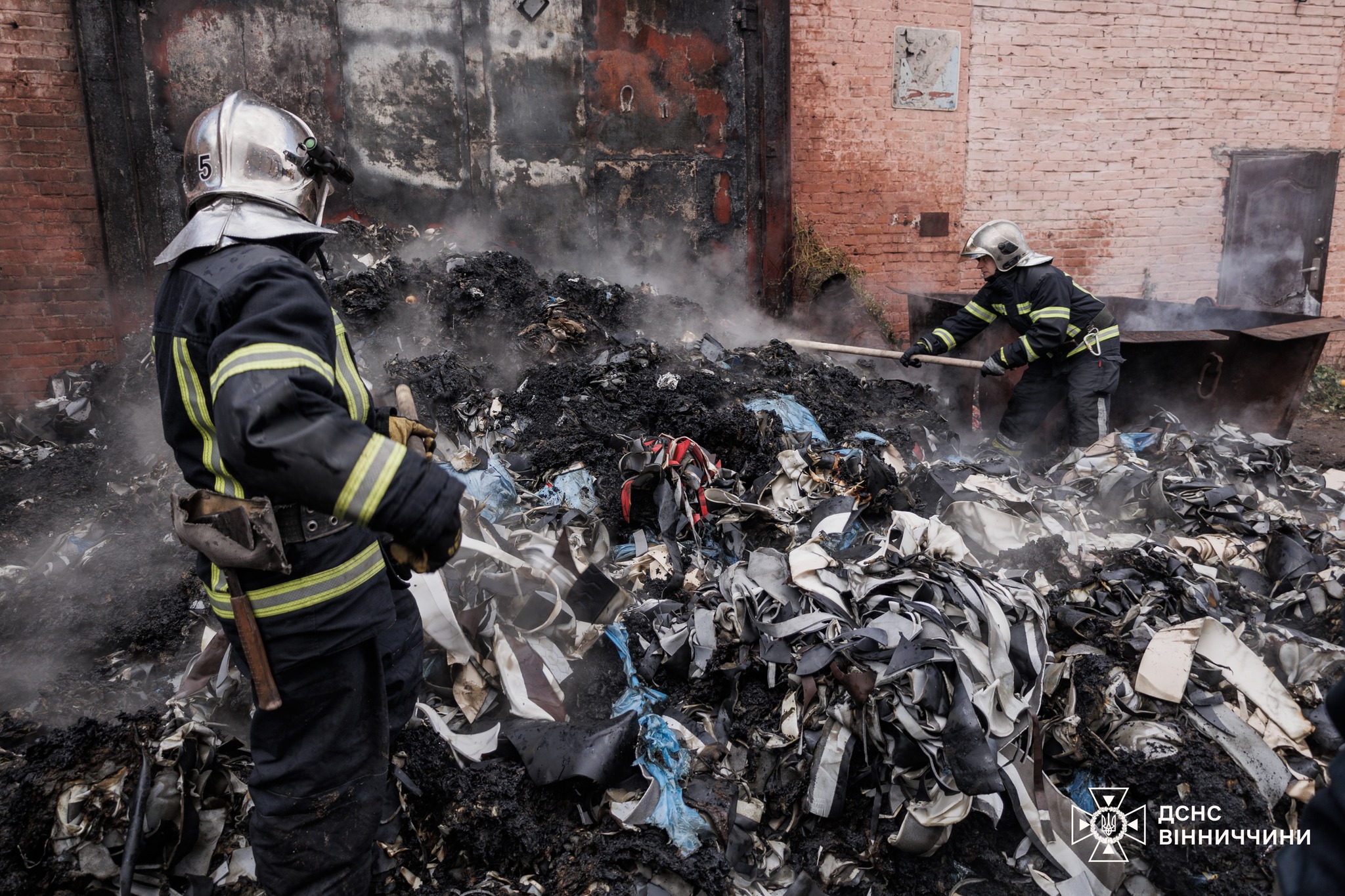 У Вінниці рятувальники ліквідували пожежу сміття