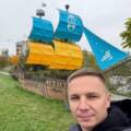 Клумбу-корабель у Вінниці прикрасили синьо-жовтими вітрилами