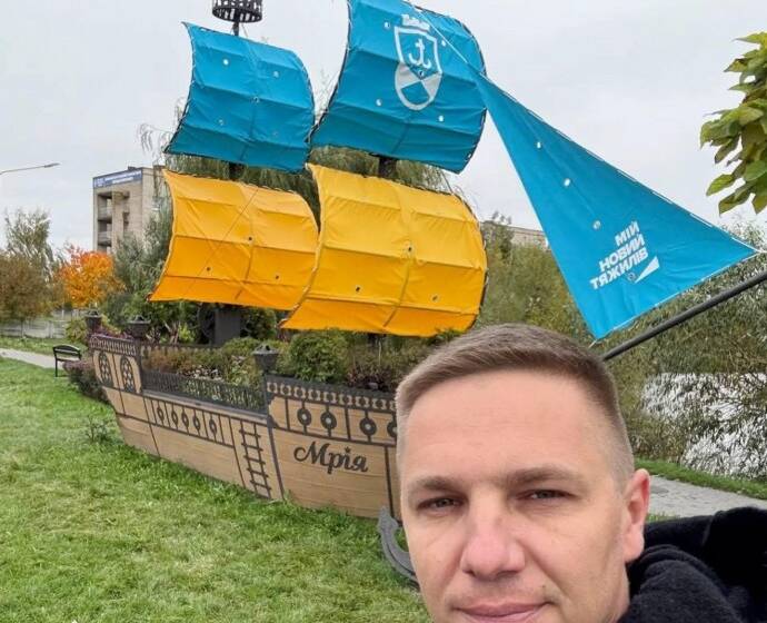 Клумбу-корабель у Вінниці прикрасили синьо-жовтими вітрилами