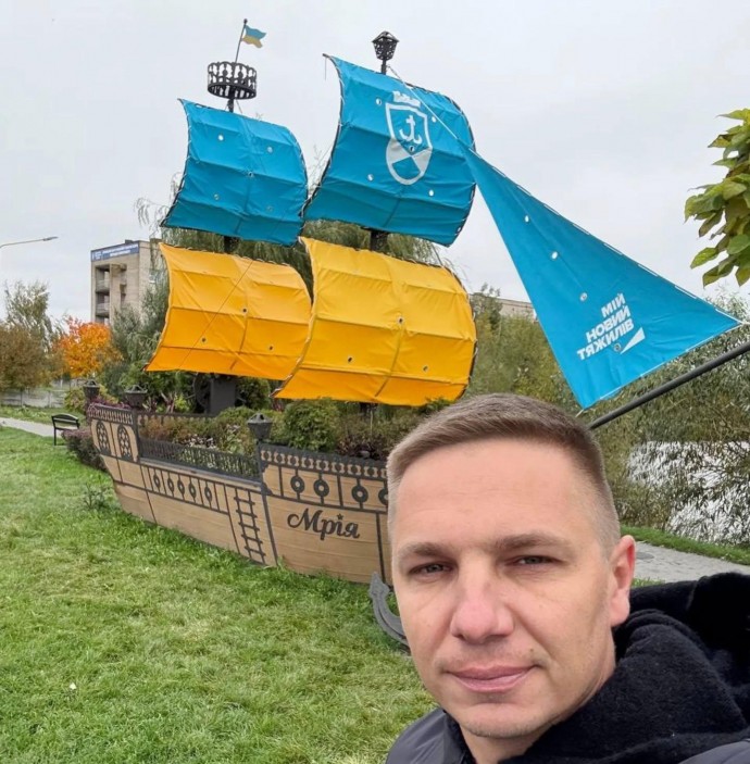 Клумбу-корабель у Вінниці прикрасили синьо-жовтими вітрилами