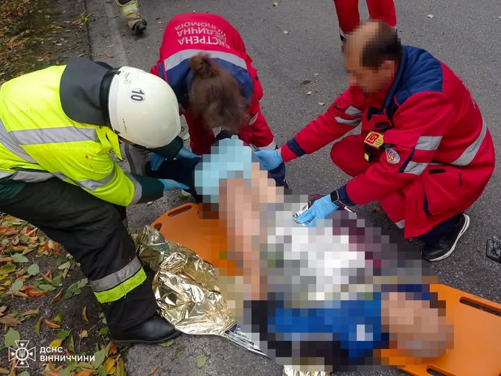 На Вінниччині рятувальники витягли людей з авто, що злетіло в кювет