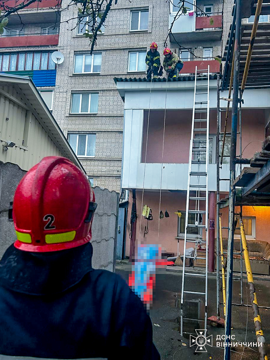 Трагічний випадок у Вінниці: жінка загинула після падіння з вікна