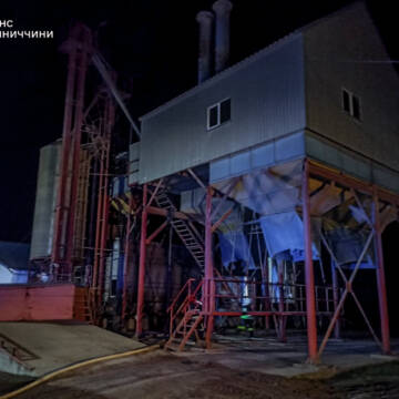 573485046_1299614768844743_8696403472348423913_n На Вінниччині рятувальники оперативно ліквідували пожежу в адмінбудівлі: евакуювали 30 працівників