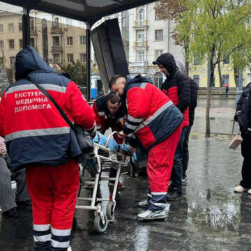 Легковик на швидкості в’їхав у зупинку на вулиці Театральній (фото)